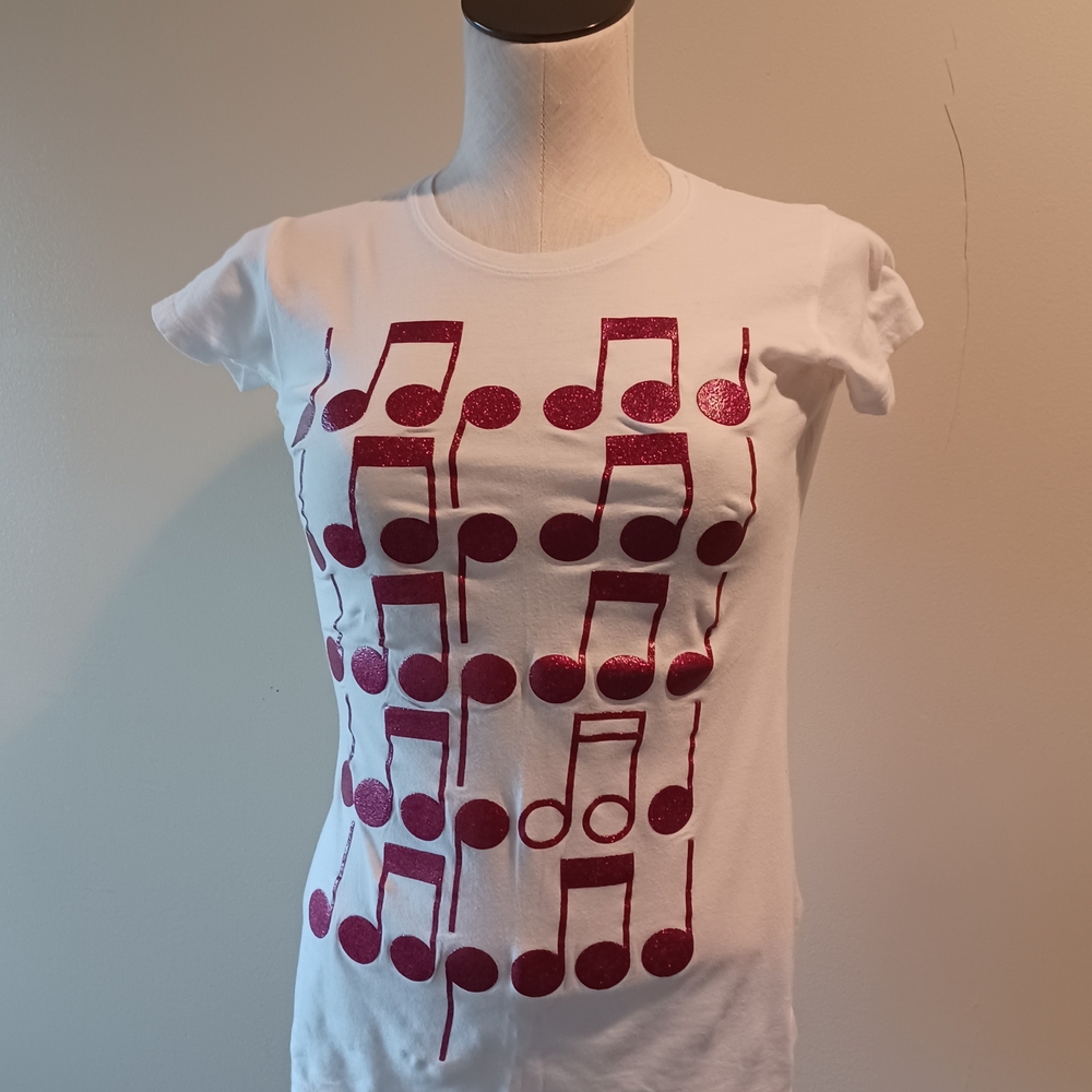 White Women"s Tee with Fushia  Musical Notes Sm